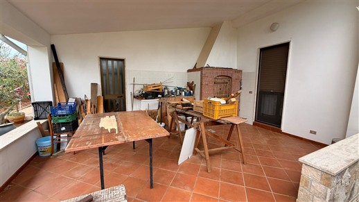 Villa Di 3 Vani e Acc. In Buono Stato, Rivestita In Pietra e Recintata.